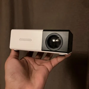 Bra projektor - Den funkar perfekt. Kontroll laddare och box är med. Om priset är för hög då kan vi prata om det. 