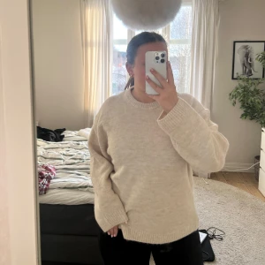 Ny stickad tröja Gina tricot - Helt ny stickad tröja från Gina tricot. Tröjan heter crew neck knitted. Storlek L men passar även M.