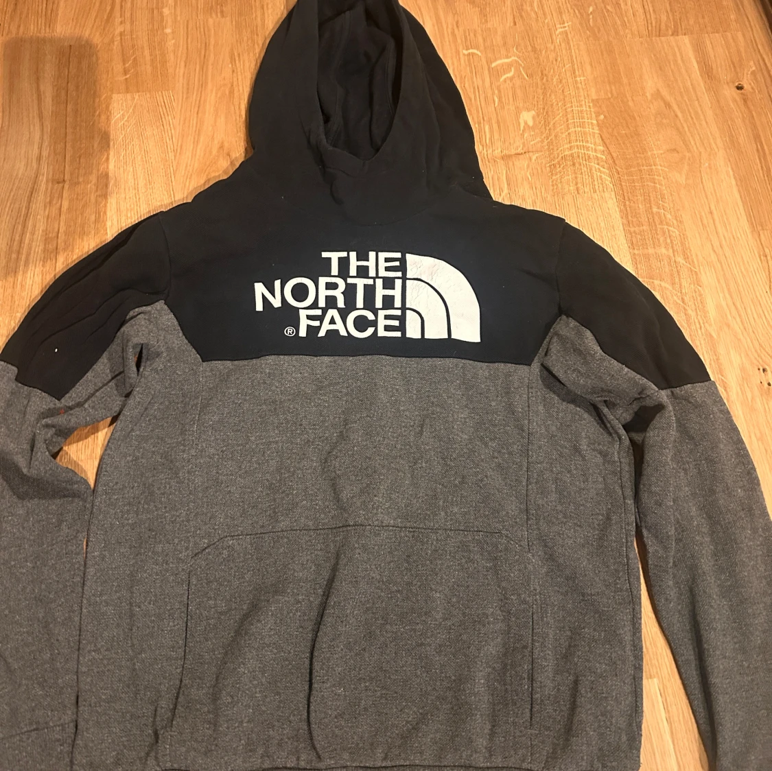 Grå och svart hoodie från The North Face