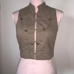 Cool väst  - Jättefin väst från Vero Moda. Aldrig använd. I storlek XS. 😌