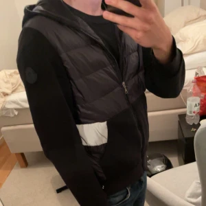 Moncler cardigan  - Storleken är 14y men sitter som en xs! Nypris runt 6 tusen kronor köptes i nk junior👏 hör av er vid minsta lilla 