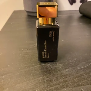 MFK oud santin mood  - Säljer nu min MFK oud santin mood då den inte passar mig. Det är en väldigt fin och exklusiv parfym med en helt otrolig prestanda, ett spray räcker för att fylla ett rum. 34/35 ml kvar, alltså nästan helt oanvänd. Tyvärr är boxen slängd. Köpt på NK, kvitto finns på bild 4. Skriv vid minsta lilla fundering eller för fler bilder😊
