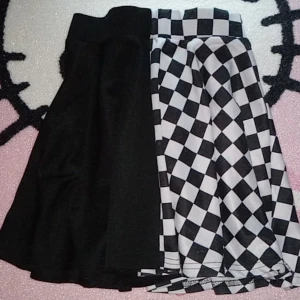 Cool halv rutig kjol - Halv svart halv rutig kjol. Strechig, mjuk och når precis över käna. Oanvänd sen 2021. Har nåppor på rutiga sidan. 