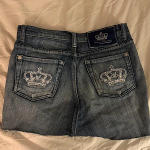 Kjol - Säljer en egen sydd kjol av ett par Victoria Beckham jeans💞ungefär storlek s. Det saknas stenar från båda fickorna men det är inget man tänker på🩷🩷