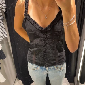 Svart linne - Svart linne från Zara, aldrig använt💗