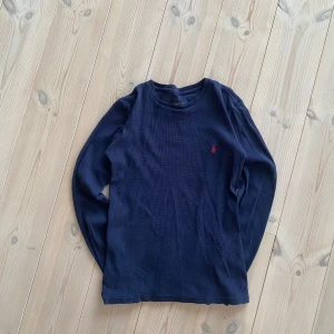 Polo Ralph Lauren tröja - Sälj för den inte används så mycket. Den är stl S men är ett luftigt och strätchit material så passar även bra på M. Riktigt fin tröja.