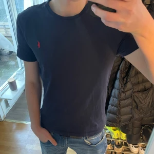Mörkblå t-shirt från Ralph Lauren - Hej säljer min ralph lauren t shirt i storlek M. Den är marinblå. Skick 7/10