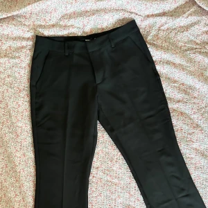 Vera kostymbyxor från BikBok  - Super snygga svarta kostymbyxor från BikBok i storlek 40. Helt oanvända med lappen kvar!🎊👯‍♀️