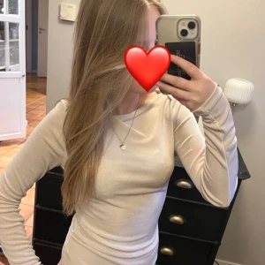 Beige långärmad topp - Säljer en stilren beige långärmad topp i mjukt material. Jättefin men kommer tyvärr inte till användning🙏 har två små fläckar, skriv vid intresse💕