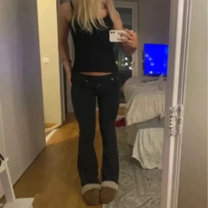 Svarta lågmidjade jeans  - Sitter som på de två första bilderna, men be om egna bilder på om du vill se💝