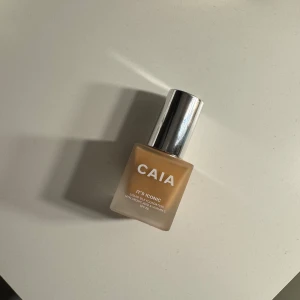 Foundation från CAIA - CAIA It's Iconic foundation i nyansen 4N. Säljer på grund av att det var fel färg, endast testad .