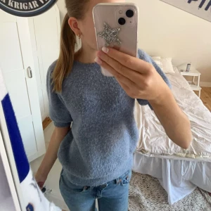 Blå tröja från Vero Moda - Säljer en mysig blå tröja från Vero Moda. Tröjan har korta armar. Perfekt på en sommarkväll, vår höst och hemma 💖 super duper fin! kanske ångrar mig med att sälja.