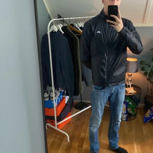 Svart vindjacka från J.Lindeberg - Säljer en stilren svart vindjacka från J.Lindeberg. Jackan helt ny 10/10✅. Bara att skriva vid minsta lilla fråga!