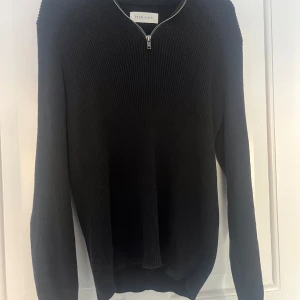 Half zip tröja  - Snygg stickad half zip tröja från Pier one. Skick 9/10. Sitter som S, slim modell. Hör av dig vid funderingar 👍