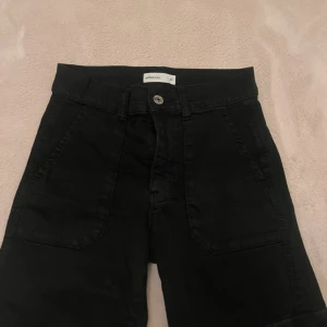Cargo jeans - Säljer dessa jeans med fickor på sidan från Ginatricot pga försmå. Bra skick 