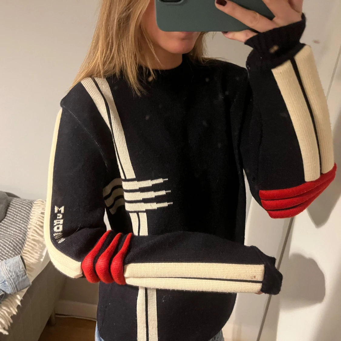 Marinblå med vita och röda detaljer - 91