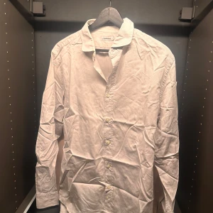 J lindberg Skjorta - Beige J lingverg skjorta som är väldigt casual, perfekt för sommaren 
