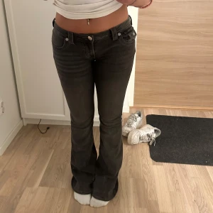 NYA True religion joey  - Helt nya true religion jeans i modellen joey i w26. De är lågmidjade. Hann klippa bort lapparna på de innan jag testade och insåg att de inte passa riktigt som jag vela❤️ 84 cm innerbenslängd. kan även tänka mig byta mot samma i Becca eller andra i både joey och Becca 