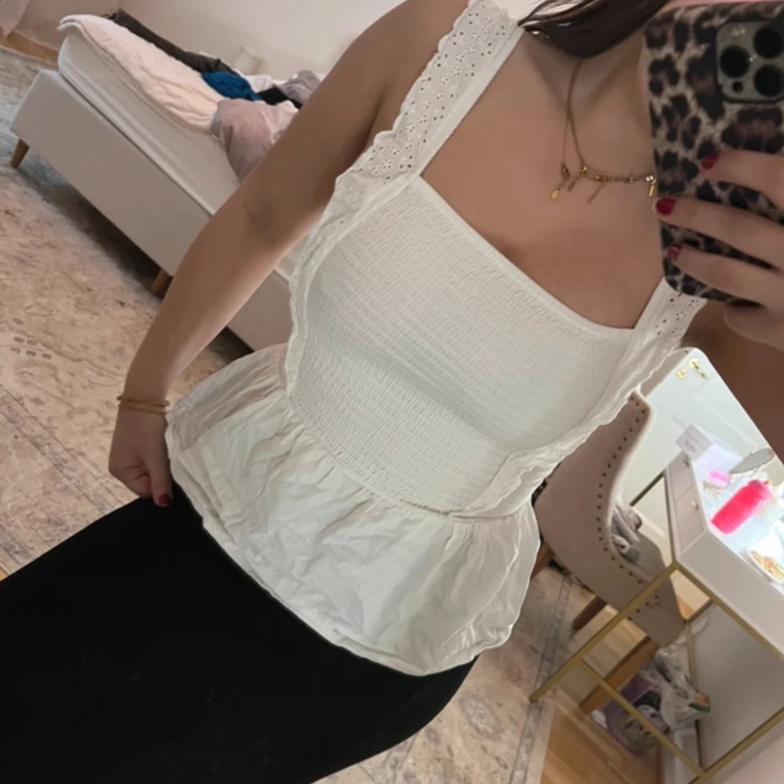 Vit ärmlös topp med volangdetaljer