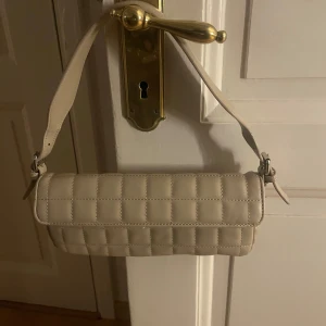 Söt liten väska  - Fin liten beige väska från NA-KD nästan aldrig använd så fint skick, stort innefack och praktisk 💓