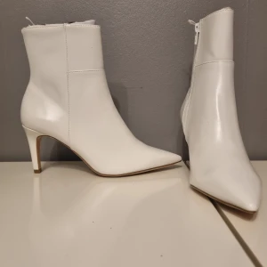 Vita skor - Oanvända skor, helt nya i storlek 38