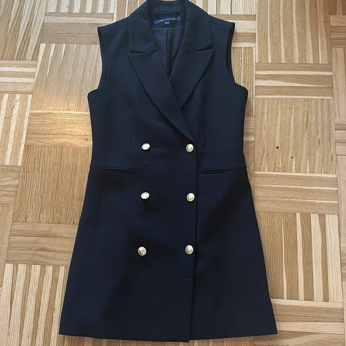 Svart ärmlös klänning från French Connection