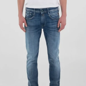 Blå jeans från Replay - Snygga blå  slim fit jeans från Replay med en klassisk femficksdesign och en diskret logga på bakfickan. Jeansen har en normal passform och är tillverkade i slitstarkt denim. Perfekta för en avslappnad stil.