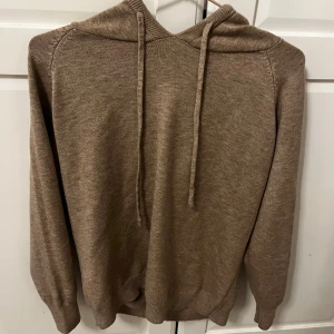 Beige merinoull hoodie - Säljer en beige merinoull hoodie i size xs perfekt för en avslappnad look samt snyggt andvänd cirka 1-2 gånger för prövning så in princip ny kontakta för mer info 