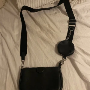 Väska  - Säljer en jätte snygg väska med mycket förvaring. Säljer pga råka beställa 2 styckna, och den är i helt nytt skick. 
