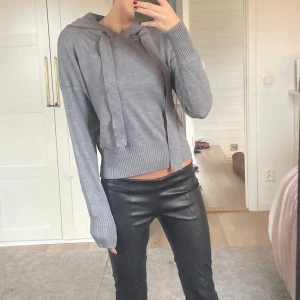 Grå hoodie med knytband - Oanvänd med lapp kvar 