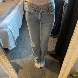 Ljusblå jeans  - Säljer ett par ljusblå jeans nästan helt oanvända  en rak passform. 