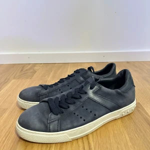 Tod’s Skor - Extremt schyssta tods skor i den eftertraktade färgen Navy/Mörkblå!| Skorna är i mycket bra skick!| Storlek 40/41| Tveka inte att skriva vid det minsta lilla💭!