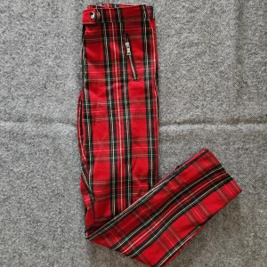 Skotskrutiga byxor från H&M - Använda en del så spår av användning finns. Finns lite noppror. Sömmen har släppt lite längst ner (se bild) men detta går att åtgärda lätt om man har symaskin. Storlek 36.