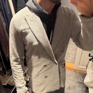 John Henric stickad kavaj - Stickad kavaj från John Henric som aldrig är använd.