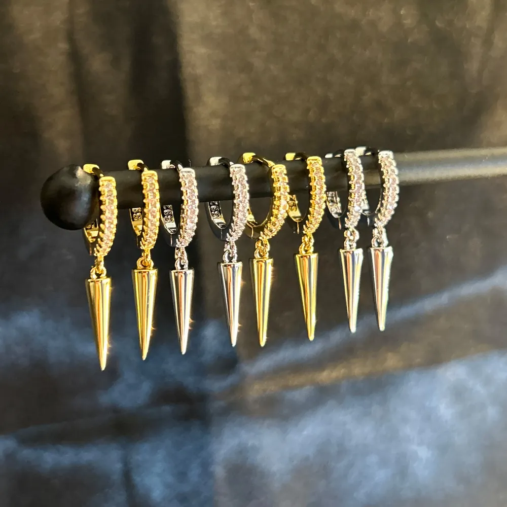 Dessa örhängen säljes för 179kr/paret, man väljer silver/guld😊 Frakt medkommer. Asusteet.