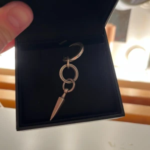 Maria Nilsdotter chals queen earring  - Intressekoll på mitt Maria Nilsdotter chals queen earring. De är i bra skick men silvret har oxiderat och de menas med att silvret blivit mörkare. Men de är enkelt att fixa med tex en silverputsdukk eller silverputs. De går även att lämna in de till Maria Nilsdotter butik så fixar dom de! Skriv om du har några frågor eller funderingar! Nypris ligger på 2795kr ❤️❤️