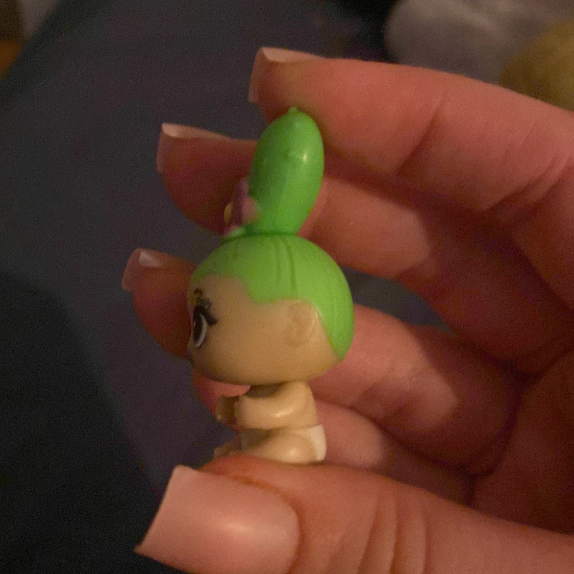 En liten docka med kaktus hår  - 92