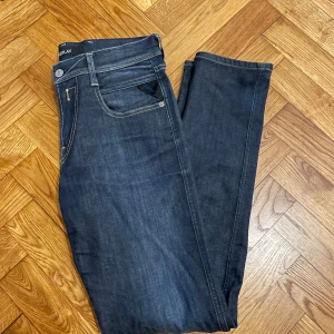 Replay Anbass Jeans  - Replay Anbass jeans | Mörkblå jeans med en del slitage | Storlek: W30 L32 | Ordinarie pris 1599. Modellen är 180 cm lång. 