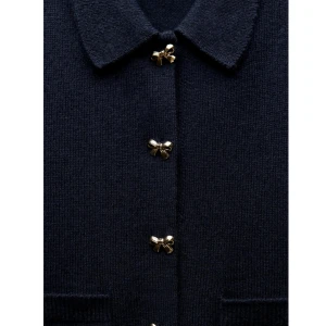 Marinblå Cardigan rosettknappar  - Slutsåld cardigan från Zara, så fin och jätte gulliga rosettknappar o guld💕 Oanvänd och pris kan ändras vid snabb affär 🫶🏼!! Köpt för 399 kr 