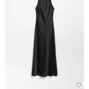 Svart långklänning i satin - SÖKER denna  långklänning i satin från & other stories i stl 38-40! Hmu om du säljer!!!🙏🏼🙏🏼 Vill så gärna ha den nu till examen🥺🥺