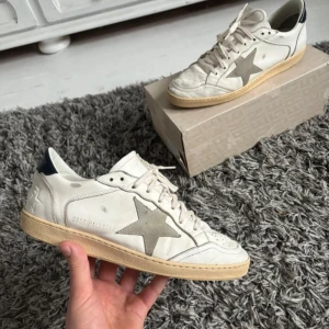 Vita golden goose - Golden goose med lite slitage, perfekta nu inför våran. Kontakta om du vill ha mer info!