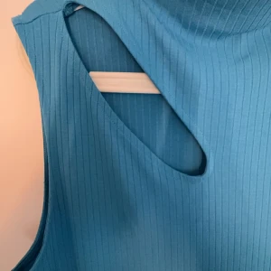 Blå ribbad långklänning - Snygg blå ribbad långklänning med ärmlös design och en stilren look. Perfekt för en elegant och avslappnad stil.