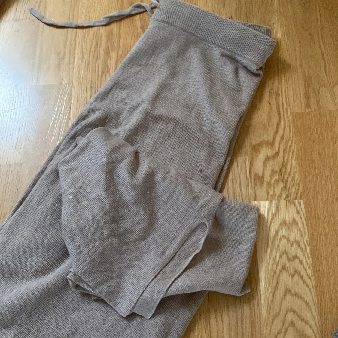 Beige stickade byxor med knytband - 93