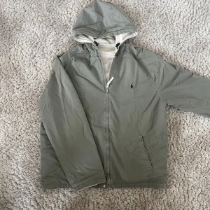 Ralph Lauren jacka - Säljer denna snygga Ralph lauren jacka, endast testat så super bra skick. För frågor eller funderingar är det bara att höra av sig. Slutsåld överallt 