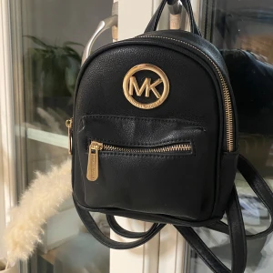 Liten ryggsäck - Liten ryggsäck som liknar Michael Kors! Ej äkta‼️Kontakta mig vid frågor! Pris går att diskuteras❤️Använd max 2 gånger