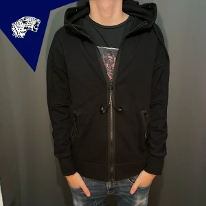 C.P. Company Zip Hoodie - Riktigt fet C.P. Company zip hoodie | Skick: 9/10 (Skyddsplast kvar på ”ögonen”) | Strl: S | Modellen är 180 cm lång | Hör av dig om du undrar någonting!