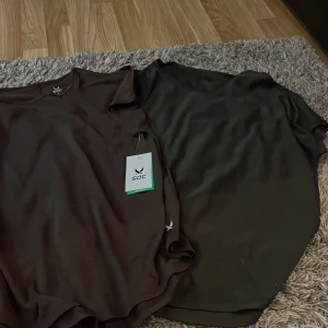 Svart och brun t-shirt från SOC - Två stilrena t-shirts från SOC i svart och brun färg. Perfekta för en avslappnad stil. T-shirtsen har en klassisk rund hals och korta ärmar.