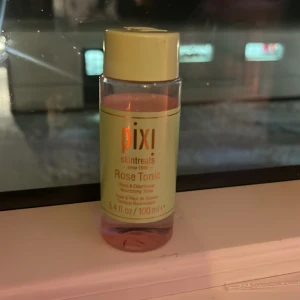 Pixi Rose Tonic - Pixi Rose Tonic är en ansiktsvatten med rosenvatten som lugnar och balanserar huden. Flaskan är 100 ml och har en ljusgrön etikett med rosa toner. Perfekt för att fräscha upp huden och ge en återfuktad känsla. Använd ca 4/5 gånger 