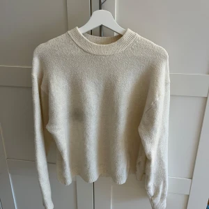 Vit stickad tröja - Säljer denna fina tröja från Hm