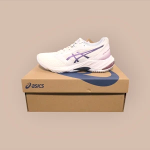 Asics netburner ballistic ff3  - Säljer ett par vita Asics sneakers med lila detaljer. Skorna har en bekväm passform och är perfekta för träning. De kommer i originalkartong. Oanvända, ny pris 1499kr